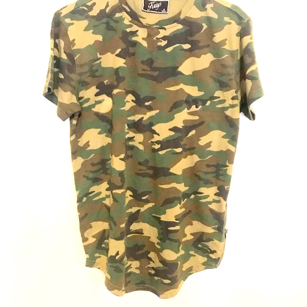 Mens camouflage tee with zipper details on the side size medium..